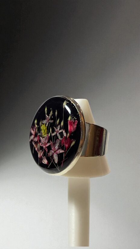 Melns gredzens ar smalkiem augiem